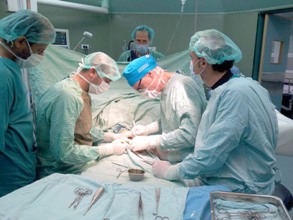 رأس الجبل : وفاة إمرأة بعد الولادة وشقيقها يتهم الطبيبة المباشرة 